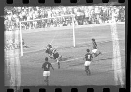 Fotografia "FUTEBOL = 'CAMPEONATO CARIOCA DE PROFISSIONAIS' Jogo Flamengo x Botafogo (3 x 1), America x Portuguesa (2 x 1), Madureira x Bangu (1 x 2), C. Grande x S. Cristovão (1 x 0) e C. Rio x Olaria (1 x 7), Reportagem de Esporte" ([Local n/d] , 1963) [negativo]. / Fotógrafo(a): Equipe.  -- ITEM-0100.