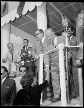 Fotografia "Casas - Inauguração em Nova Iguassú" ([Local n/d] , [Data n/d]) [negativo]. / Fotógrafo(a): Ernani Contursi.  -- ITEM-0025.