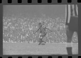 Fotografia "FUTEBOL = 'CAMPEONATO CARIOCA DE PROFISSIONAIS' Jogo Flamengo x Botafogo (3 x 1), America x Portuguesa (2 x 1), Madureira x Bangu (1 x 2), C. Grande x S. Cristovão (1 x 0) e C. Rio x Olaria (1 x 7), Reportagem de Esporte" ([Local n/d] , 1963) [negativo]. / Fotógrafo(a): Equipe.  -- ITEM-0035.