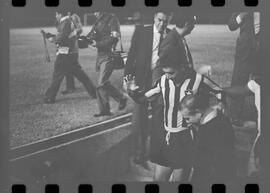 Fotografia "Futebol; 'FUTEBOL = LIBERTADORES DAS AMÉRICAS' Botafogo x Alianza de Lima (2 x 1) (Fases do jogo realizado no Maracanã)" ([Local n/d] , 1963) [negativo]. / Fotógrafo(a): Demócrito.  -- ITEM-0058.