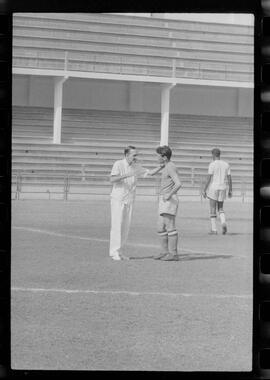 Fotografia "FLUMINENSE F.C.' Treino do Fluminense, Reportagem de Esporte" ([Local n/d] , 1963) [negativo]. / Fotógrafo(a): Democrito.  -- ITEM-0004.