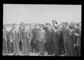 Fotografia "Jango em Recife; Jango Goulart em Recife. sendo recebido pelo Governador Miguel Arraes no Aeroporto do Estado.)" ([Local n/d] , 1963) [negativo]. / Fotógrafo(a): Sucursal.  -- ITEM-0033.