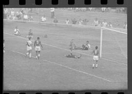 Fotografia "CAMPEONATO CARIOCA DE PROFISSIONAIS DE 1963 (1º TURNO) Jogos - Campeonato Carioca. Flamengo x Madureira (5 x 0) - Vasco x América (2 x 0) e Fluminense x Portuguesa (1 x 1). e Peter Kedzierski, homem voador dos EUA, (Vôo)" ([Local n/d] , 1963) [negativo]. / Fotógrafo(a): Equipe.  -- ITEM-0124.