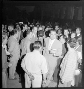 Fotografia "Flan - Reportagem com artista Glen Ford a bordo" ([Local n/d] , [Data n/d]) [negativo]. / Fotógrafo(a): [Autoria n/d].  -- ITEM-0013.