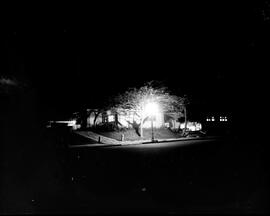 Fotografia "Vistas da Cidade - casas - logradouros - mostrando fachadas iluminadas em contradição com o propalado racionamento. Enquanto isso, centenas de pessoas ficam prejudicadas, sem elevador e luz e etc" ([Local n/d] , [Data n/d]) [negativo]. / Fotógrafo(a): Domício.  -- ITEM-0004.