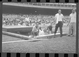 Fotografia "FLUMINENSE X BONSUCESSO; 'CAPEONATO [CAMPEONATO] CARIOCA DE FUTEBOL PROFISSIONAIS' Jogo no Maracanã - Fluminense x Bonsucesso (3x0), sendo que este jogo foi anulado devido a irregularidade havida), Reportagem de Esporte" ([Local n/d] , 1963) [negativo]. / Fotógrafo(a): Demócrito; Ribeiro.  -- ITEM-0062.