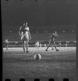 Fotografia "FUTEBOL = Jôgo [Jogo]: BOTAFOGO X OLARIA" ([Local n/d] , 1961) [negativo]. / Fotógrafo(a): Equipe.  -- ITEM-0015.
