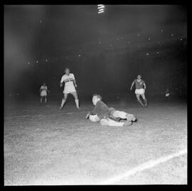 Fotografia "Futebol - São Paulo. Jogo São Paulo x Palmeiras, Esportes" ([Local n/d] , [Data n/d]) [negativo]. / Fotógrafo(a): Equipe.  -- ITEM-0018.