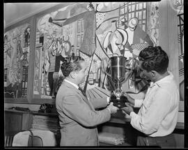 Fotografia "Redação - Taça Samuel Wainer" ([Local n/d] , [Data n/d]) [negativo]. / Fotógrafo(a): Jankiel.  -- ITEM-0002.