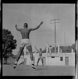 Fotografia "Botafogo F. R.' Garrincha e Quarentinha em treino especial com o preparador físico Adalberto" ([Local n/d] , 1963) [negativo]. / Fotógrafo(a): Democrito.  -- ITEM-0001.