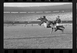 Fotografia "FUTEBOL = 'CAMPEONATO CARIOCA DE PROFISSIONAIS' Jogo Flamengo x Botafogo (3 x 1), America x Portuguesa (2 x 1), Madureira x Bangu (1 x 2), C. Grande x S. Cristovão (1 x 0) e C. Rio x Olaria (1 x 7), Reportagem de Esporte" ([Local n/d] , 1963) [negativo]. / Fotógrafo(a): Equipe.  -- ITEM-0266.