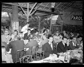 Fotografia "Churrasco das lojas Murray na C. Recreio - depto. publicidade" ([Local n/d] , [Data n/d]) [negativo]. / Fotógrafo(a): Santos.  -- ITEM-0003.