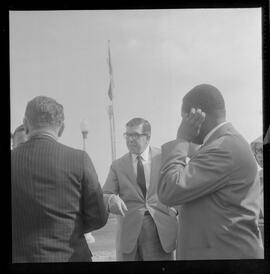 Fotografia "Chegada do General Albino Silva Presidente da Petrobrás, no Galeão, Reportagem de [sem repórter]" ([Local n/d] , 1963) [negativo]. / Fotógrafo(a): Joel.  -- ITEM-0001.