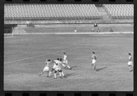 Fotografia "CAMPEONATO CARIOCA DE PROFISSIONAIS DE 1963' (1º Turno) Jogo Bangú x S. Cristovão (3 x 0)" ([Local n/d] , 1963) [negativo]. / Fotógrafo(a): Rodolfo.  -- ITEM-0008.