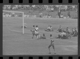 Fotografia "CAMPEONATO CARIOCA DE PROFISSIONAIS DE 1963' (1º Turno) Jogo Vasco da Gama x Olaria (1 x 0) no Maracanã" ([Local n/d] , 1963) [negativo]. / Fotógrafo(a): Demócrito; Ribeiro.  -- ITEM-0046.