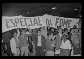 Fotografia "Conflitos' Conflitos - Passeatas - Polícia militar agride povo na Leopoldina - á favor das reformas de bases" ([Local n/d] , 1963) [negativo]. / Fotógrafo(a): Paulo; Venê; André; Alvaro; Pinto.  -- ITEM-0078.