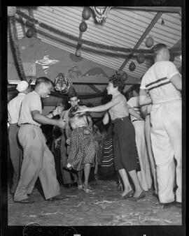 Fotografia "Carnaval de 1952 na Avenida Presidente" ([Local n/d] , 1952) [negativo]. / Fotógrafo(a): Equipe.  -- ITEM-0005.