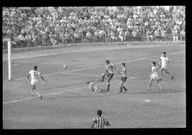 Fotografia "CAMPEONATO CARIOCA DE PROFISSIONAIS DE 1963' (1º TURNO) Jogo Botafogo x Campo Grande (2 x 0)" ([Local n/d] , 1963) [negativo]. / Fotógrafo(a): Demócrito; Ribeiro.  -- ITEM-0012.