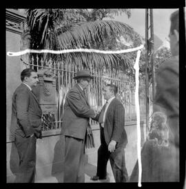 Fotografia "Helio Fernandes na P.E. (Chegada dos advogados, Prado Keli e Prudente de Morais Neto e o presidente do inquérito militar o Gal. Crisanto Figueiredo de Miranda" ([Local n/d] , 1963) [negativo]. / Fotógrafo(a): Rodolfo.  -- ITEM-0001.