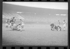 Fotografia "CAMPEONATO CARIOCA DE PROFISSIONAIS DE 1963 (1º TURNO) Jogos - Campeonato Carioca. Flamengo x Madureira (5 x 0) - Vasco x América (2 x 0) e Fluminense x Portuguesa (1 x 1). e Peter Kedzierski, homem voador dos EUA, (Vôo)" ([Local n/d] , 1963) [negativo]. / Fotógrafo(a): Equipe.  -- ITEM-0123.