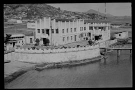 Fotografia "Rep. pelo SUL DO BRASIL (ESPECIAL); 'REPORTAGEM ESPECIAL DE 'UH' 'CONTRABANDO DE ARMAS, Em S. PAULO, SANTA CATARINA, RIO GRANDE DO SUL ETC...' Reportagem feita pela equipe de 'UH'), Reportagem de Amado Ribeiro" ([Local n/d] , 1963) [negativo]. / Fotógrafo(a): Paulo Reis.  -- ITEM-0008.