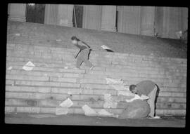 Fotografia "Conflitos' Conflitos - Passeatas - Polícia militar agride povo na Leopoldina - á favor das reformas de bases" ([Local n/d] , 1963) [negativo]. / Fotógrafo(a): Paulo; Venê; André; Alvaro; Pinto.  -- ITEM-0063.