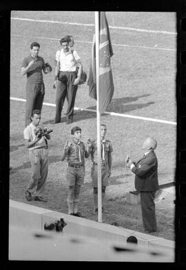 Fotografia "Jogos Campeonato Carioca; 'CAMPEONATO CARIOCA DE 1963' de PROFISSIONAIS (1º Turno) Jogos Vasco x Fluminense (3 x 1) Botafogo x Canto do Rio (3 x 0) America x Madureira (5 x 2) e Olaria x Portuguesa, Reportagem de Esporte" ([Local n/d] , 1963) [negativo]. / Fotógrafo(a): Equipe.  -- ITEM-0163.