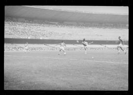 Fotografia "CAMPEONATO CARIOCA DE PROFISSIONAIS DE 1963 (1º TURNO) Jogos - Campeonato Carioca. Flamengo x Madureira (5 x 0) - Vasco x América (2 x 0) e Fluminense x Portuguesa (1 x 1). e Peter Kedzierski, homem voador dos EUA, (Vôo)" ([Local n/d] , 1963) [negativo]. / Fotógrafo(a): Equipe.  -- ITEM-0128.