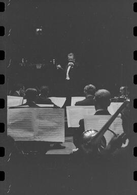 Fotografia "C/ Antonio Carlos Festival de Wagner (concerto musical); 'FESTIVAL DE WAGNER' Festival Wagner (realizado no Maracanãzinho), Reportagem de Antonio Carlos" ([Local n/d] , 1963) [negativo]. / Fotógrafo(a): Roberto.  -- ITEM-0005.