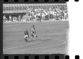 Fotografia "FUTEBOL = 'CAMPEONATO CARIOCA DE PROFISSIONAIS' Jogo Flamengo x Botafogo (3 x 1), America x Portuguesa (2 x 1), Madureira x Bangu (1 x 2), C. Grande x S. Cristovão (1 x 0) e C. Rio x Olaria (1 x 7), Reportagem de Esporte" ([Local n/d] , 1963) [negativo]. / Fotógrafo(a): Equipe.  -- ITEM-0255.