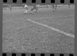 Fotografia "CAMPEONATO CARIOCA DE PROFISSIONAIS DE 1963' (1º Turno) Jogo Vasco da Gama x Olaria (1 x 0) no Maracanã" ([Local n/d] , 1963) [negativo]. / Fotógrafo(a): Demócrito; Ribeiro.  -- ITEM-0008.