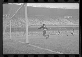 Fotografia "CAMPEONATO CARIOCA DE PROFISSIONAIS DE 1963 (1º TURNO) Jogos - Campeonato Carioca. Flamengo x Madureira (5 x 0) - Vasco x América (2 x 0) e Fluminense x Portuguesa (1 x 1). e Peter Kedzierski, homem voador dos EUA, (Vôo)" ([Local n/d] , 1963) [negativo]. / Fotógrafo(a): Equipe.  -- ITEM-0012.