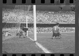 Fotografia "CAPEONATO [CAMPEONATO] CARIOCA DE 1963' (PROFISSIONAIS) (1º Turno) Jogo Famengo [Flamengo] x Campo Grande (5 x 0); Jogo Flamengo e Campo Grande, Reportagem de Esporte" ([Local n/d] , 1963) [negativo]. / Fotógrafo(a): Ribeiro; Demócrito.  -- ITEM-0059.