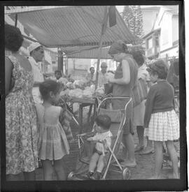 Fotografia "FEIRA LIVRES' Rep. c/ Preços de Gêneros e Sonegação, Reportagem de Areias" ([Local n/d] , 1963) [negativo]. / Fotógrafo(a): Ribeiro.  -- ITEM-0002.