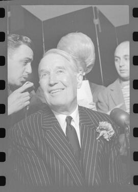 Fotografia "Maurice Chevalier - ent. coletiva no Copa, Reportagem de Raimundo" ([Local n/d] , 1963) [negativo]. / Fotógrafo(a): Luiz Pinto.  -- ITEM-0009.