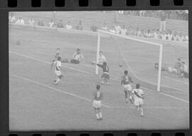 Fotografia "CAMPEONATO CARIOCA DE PROFISSIONAIS DE 1963 (1º TURNO) Jogos - Campeonato Carioca. Flamengo x Madureira (5 x 0) - Vasco x América (2 x 0) e Fluminense x Portuguesa (1 x 1). e Peter Kedzierski, homem voador dos EUA, (Vôo)" ([Local n/d] , 1963) [negativo]. / Fotógrafo(a): Equipe.  -- ITEM-0105.