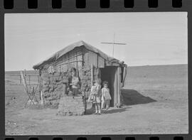 Fotografia "Rep. pelo SUL DO BRASIL (ESPECIAL); 'REPORTAGEM ESPECIAL DE 'UH' 'CONTRABANDO DE ARMAS, Em S. PAULO, SANTA CATARINA, RIO GRANDE DO SUL ETC...' Reportagem feita pela equipe de 'UH'), Reportagem de Amado Ribeiro" ([Local n/d] , 1963) [negativo]. / Fotógrafo(a): Paulo Reis.  -- ITEM-0128.