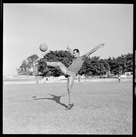 Fotografia "Futebol, treino do Selecionado Brasileiro no Chile" ([Local n/d] , [Data n/d]) [negativo]. / Fotógrafo(a): [Autoria n/d].  -- ITEM-0003.