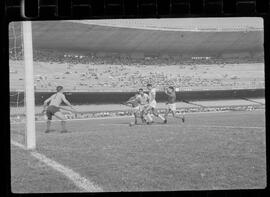 Fotografia "FLUMINENSE X BONSUCESSO; 'CAPEONATO [CAMPEONATO] CARIOCA DE FUTEBOL PROFISSIONAIS' Jogo no Maracanã - Fluminense x Bonsucesso (3x0), sendo que este jogo foi anulado devido a irregularidade havida), Reportagem de Esporte" ([Local n/d] , 1963) [negativo]. / Fotógrafo(a): Demócrito; Ribeiro.  -- ITEM-0046.