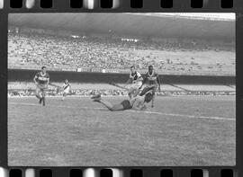 Fotografia "CAMPEONATO CARIOCA DE PROFISSIONAIS DE 1963' (1º Turno) Jogo Vasco da Gama x Olaria (1 x 0) no Maracanã" ([Local n/d] , 1963) [negativo]. / Fotógrafo(a): Demócrito; Ribeiro.  -- ITEM-0061.