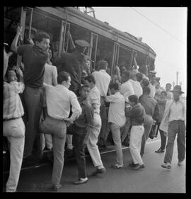 Fotografia "Transportes coletivos - R.J.- bondes, passageiros, etc., Reportagem Geral" ([Local n/d] , [Data n/d]) [negativo]. / Fotógrafo(a): Equipe.  -- ITEM-0007.