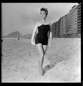 Fotografia "Concurso Rainha do Verão. Praia de Copacabana" ([Local n/d] , [Data n/d]) [negativo]. / Fotógrafo(a): Joel Maia.  -- ITEM-0009.