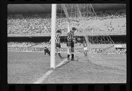 Fotografia "FUTEBOL = 'CAMPEONATO CARIOCA DE PROFISSIONAIS' Jogo Flamengo x Botafogo (3 x 1), America x Portuguesa (2 x 1), Madureira x Bangu (1 x 2), C. Grande x S. Cristovão (1 x 0) e C. Rio x Olaria (1 x 7), Reportagem de Esporte" ([Local n/d] , 1963) [negativo]. / Fotógrafo(a): Equipe.  -- ITEM-0198.