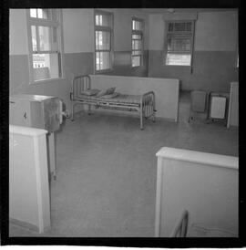 Fotografia "Calamidades em hospitais da [G.P.] rep. para IB Teixeira; 'HOSPITAL PEDRO ERNESTO' Hospital Pedro Ernesto, rep. s/ 'calamidade' (Reportagem com o Deputado Ib Teixeira), Reportagem de Ib Teixeira" ([Local n/d] , 1963) [negativo]. / Fotógrafo(a): Méra.  -- ITEM-0024.