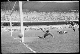 Fotografia "Futebol - Jogo - Botafogo x América" ([Local n/d] , [Data n/d]) [negativo]. / Fotógrafo(a): José Casal.  -- ITEM-0010.