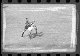 Fotografia "FUTEBOL = 'CAMPEONATO CARIOCA DE PROFISSIONAIS' Jogo Flamengo x Botafogo (3 x 1), America x Portuguesa (2 x 1), Madureira x Bangu (1 x 2), C. Grande x S. Cristovão (1 x 0) e C. Rio x Olaria (1 x 7), Reportagem de Esporte" ([Local n/d] , 1963) [negativo]. / Fotógrafo(a): Equipe.  -- ITEM-0092.