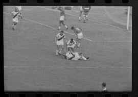 Fotografia "CAMPEONATO CARIOCA DE PROFISSIONAIS DE 1963 (1º TURNO) Jogos - Campeonato Carioca. Flamengo x Madureira (5 x 0) - Vasco x América (2 x 0) e Fluminense x Portuguesa (1 x 1). e Peter Kedzierski, homem voador dos EUA, (Vôo)" ([Local n/d] , 1963) [negativo]. / Fotógrafo(a): Equipe.  -- ITEM-0016.