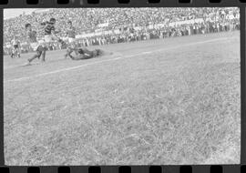 Fotografia "CAMPEONATO CARIOCA DE PROFISSIONAIS DE 1963 (1º TURNO) Jogos - Campeonato Carioca. Flamengo x Madureira (5 x 0) - Vasco x América (2 x 0) e Fluminense x Portuguesa (1 x 1). e Peter Kedzierski, homem voador dos EUA, (Vôo)" ([Local n/d] , 1963) [negativo]. / Fotógrafo(a): Equipe.  -- ITEM-0066.