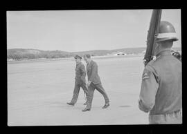 Fotografia "Jango em Recife; Jango Goulart em Recife. sendo recebido pelo Governador Miguel Arraes no Aeroporto do Estado.)" ([Local n/d] , 1963) [negativo]. / Fotógrafo(a): Sucursal.  -- ITEM-0036.