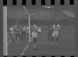 Fotografia "FLUMINENSE X BONSUCESSO; 'CAPEONATO [CAMPEONATO] CARIOCA DE FUTEBOL PROFISSIONAIS' Jogo no Maracanã - Fluminense x Bonsucesso (3x0), sendo que este jogo foi anulado devido a irregularidade havida), Reportagem de Esporte" ([Local n/d] , 1963) [negativo]. / Fotógrafo(a): Demócrito; Ribeiro.  -- ITEM-0044.